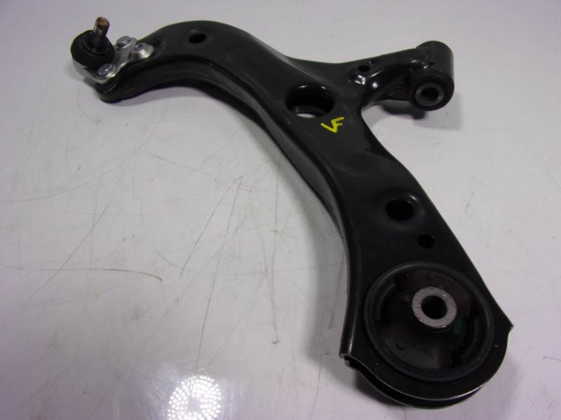 Recambio de brazo suspension inferior delantero izquierdo para toyota corolla hybrid referencia OEM IAM 4806902330  