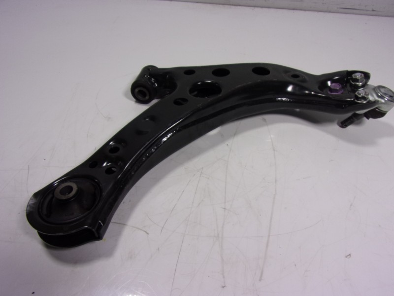 Recambio de brazo suspension inferior delantero izquierdo para toyota corolla hybrid referencia OEM IAM 4806902330  