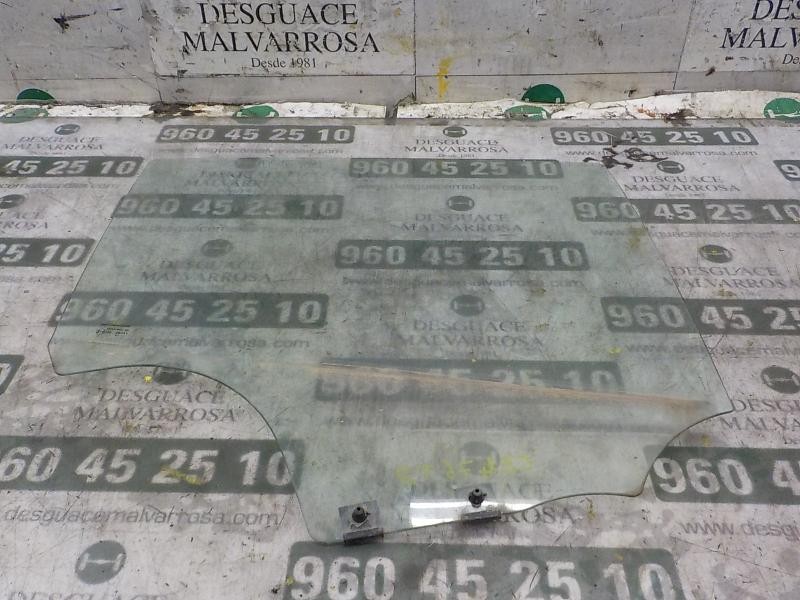 Recambio de cristal puerta trasero derecho para dacia sandero 1.6 cat referencia OEM IAM 8200733046  