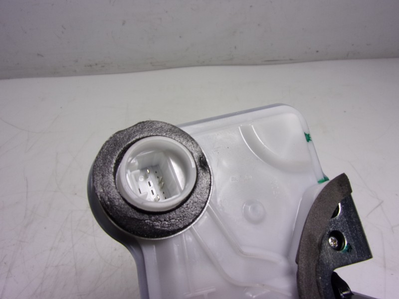 Recambio de cerradura puerta delantera derecha para toyota corolla hybrid referencia OEM IAM 6903002511  