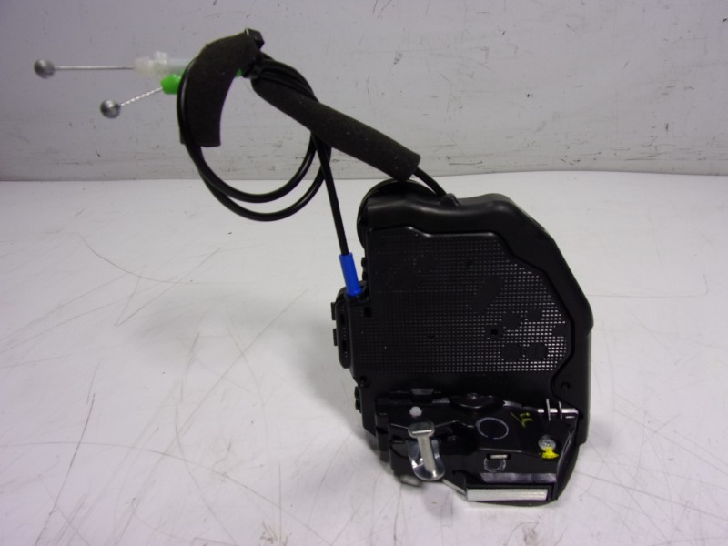 Recambio de cerradura puerta trasera izquierda para toyota corolla hybrid referencia OEM IAM 6906002580  