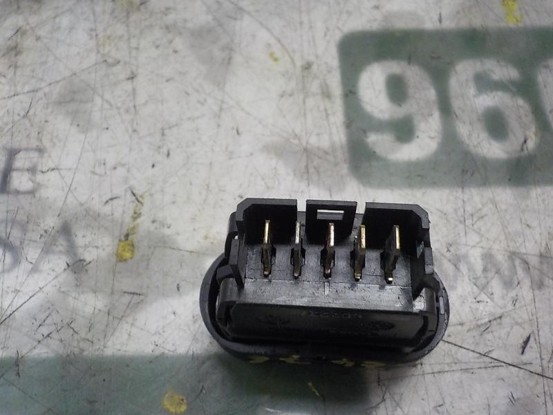 Recambio de mando elevalunas delantero izquierdo para dacia sandero 1.6 cat referencia OEM IAM 8200602227  