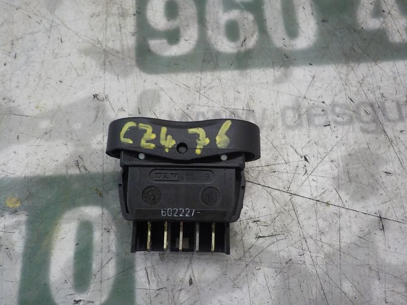 Recambio de mando elevalunas delantero izquierdo para dacia sandero 1.6 cat referencia OEM IAM 8200602227  