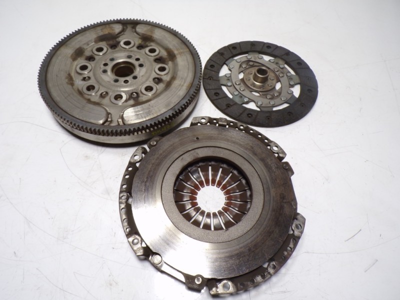 Recambio de kit embrague para peugeot 508 sw 1.6 blue-hdi fap referencia OEM IAM 9807979080 9823041880 9823041780