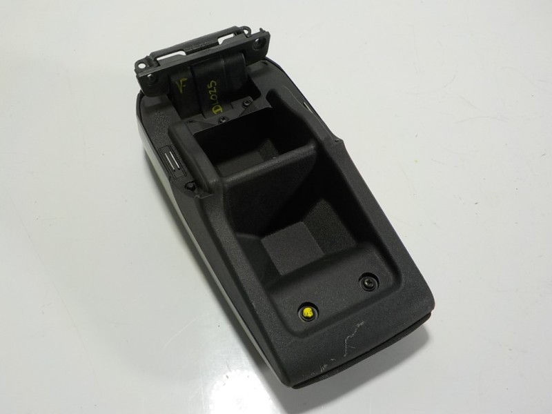 Recambio de apoyabrazos central para toyota verso 1.6 16v cat referencia OEM IAM 589050F070B1  