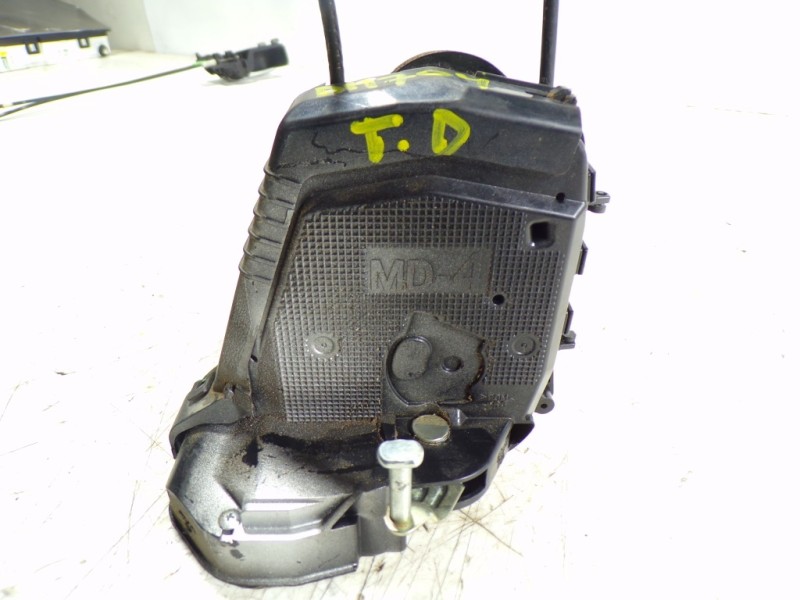 Recambio de cerradura puerta trasera derecha para toyota prius (nhw20) 1.5 cat referencia OEM IAM 6905047040  