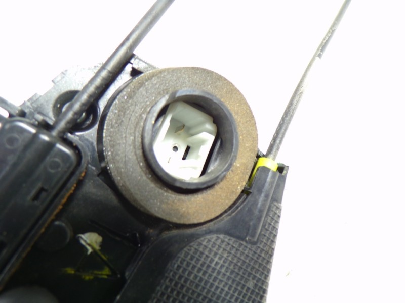 Recambio de cerradura puerta trasera derecha para toyota prius (nhw20) 1.5 cat referencia OEM IAM 6905047040  