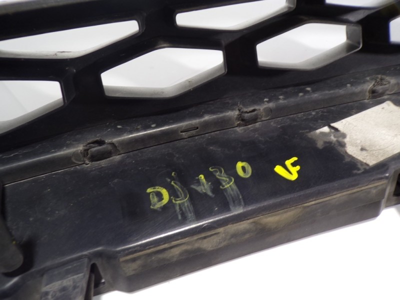 Recambio de rejilla para land rover discovery 4 tdv6 se referencia OEM IAM LR015446  