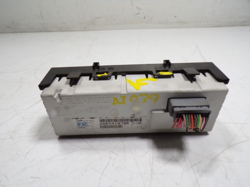 Recambio de pantalla multifuncion para renault kangoo z.e. referencia OEM IAM 280341078R 280341078R 