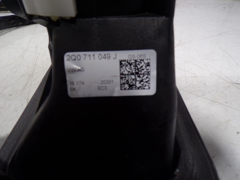 Recambio de palanca cambio para volkswagen polo 1.0 tsi referencia OEM IAM 2Q0711049J 2Q0711049J 