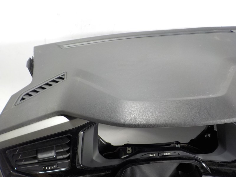 Recambio de salpicadero para volkswagen polo 1.0 tsi referencia OEM IAM 2G1857004KRA3  