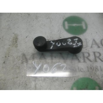 MANETA ELEVALUNAS TRASERA IZQUIERDA 