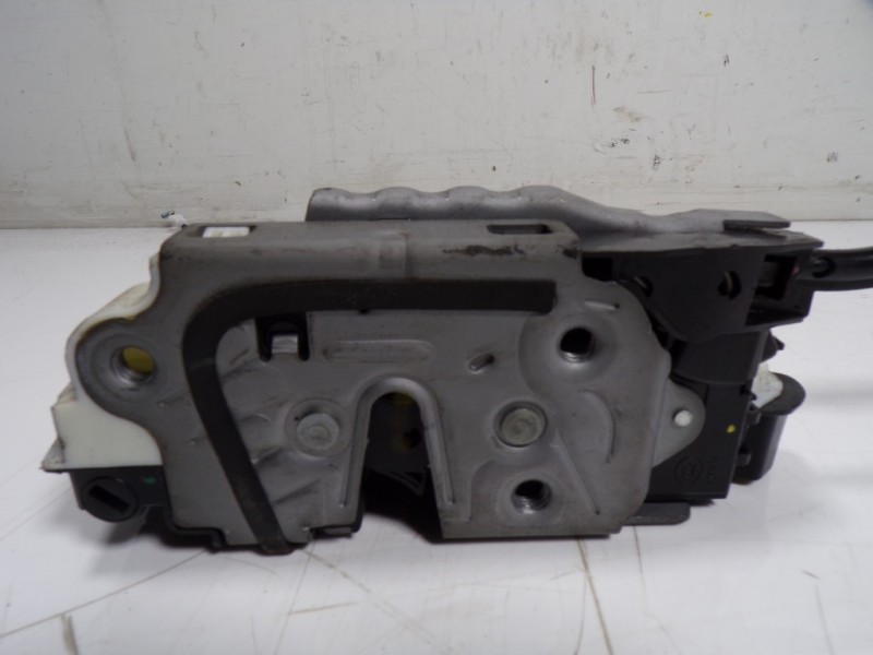 Recambio de cerradura puerta delantera derecha para skoda yeti 1.2 tsi referencia OEM IAM 5K1837016C 6V1837016C 