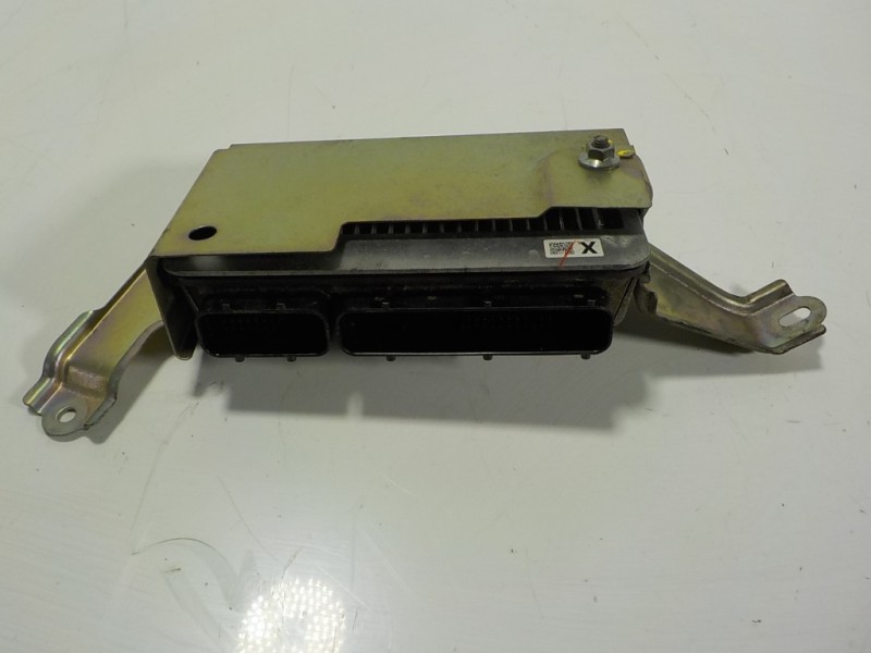 Recambio de centralita motor uce para toyota yaris hybrid active referencia OEM IAM 896610DT20 896610DT20 MB2756002781