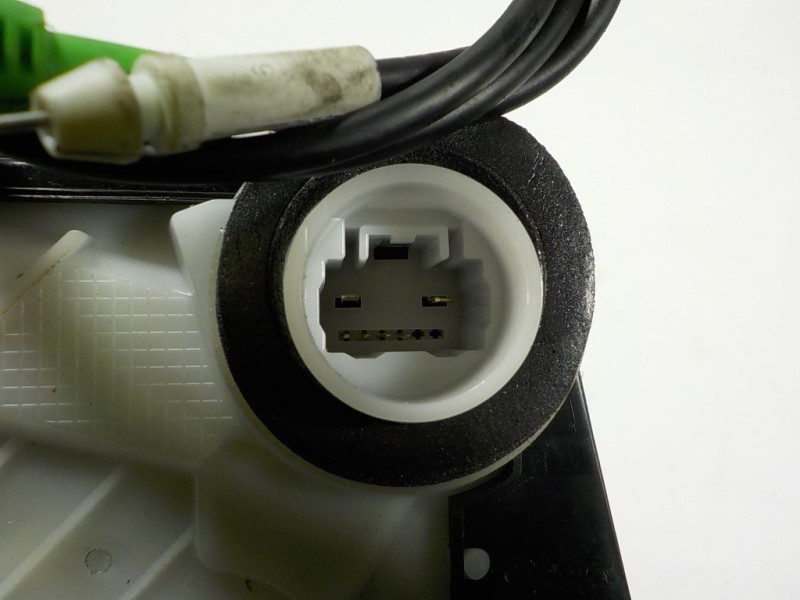 Recambio de cerradura puerta delantera derecha para toyota yaris hybrid active referencia OEM IAM 690300D540 U311130F1 161006