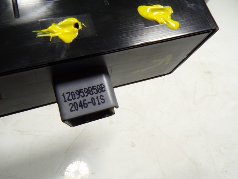 Recambio de mando elevalunas delantero izquierdo para skoda yeti 1.2 tsi referencia OEM IAM 1Z0959858BREH 1Z0959858B 