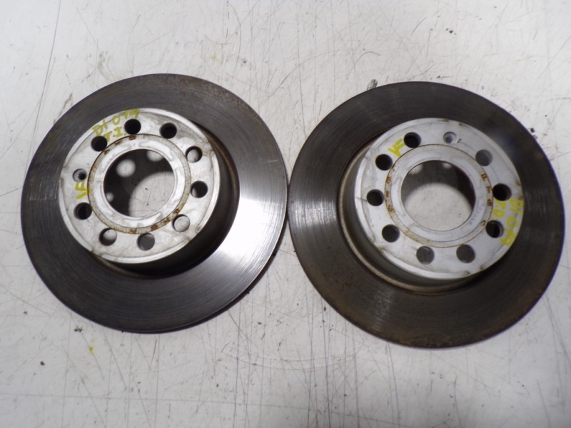 Recambio de disco freno trasero para volkswagen golf vii lim. 1.6 tdi dpf referencia OEM IAM 1K0615601AA  