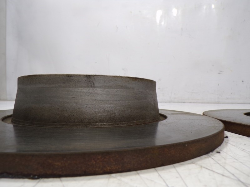 Recambio de disco freno trasero para volkswagen golf vii lim. 1.6 tdi dpf referencia OEM IAM 1K0615601AA  