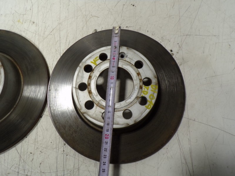 Recambio de disco freno trasero para volkswagen golf vii lim. 1.6 tdi dpf referencia OEM IAM 1K0615601AA  