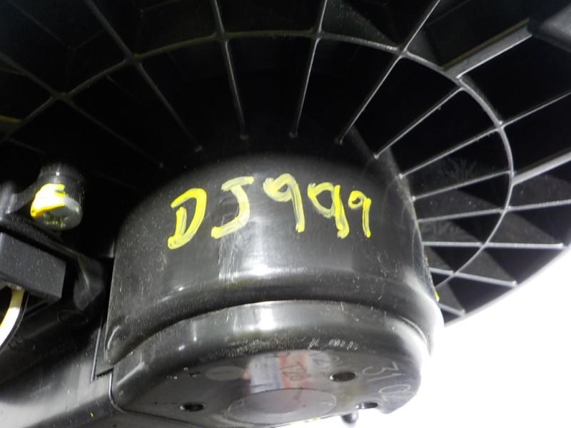 Recambio de motor calefaccion para toyota yaris hybrid active referencia OEM IAM 871030D220  