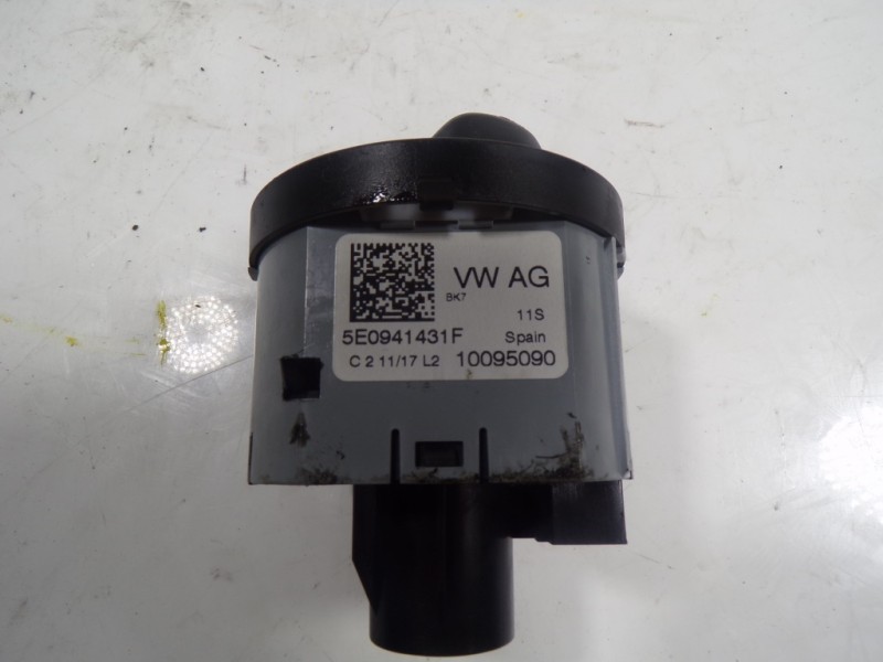 Recambio de mando luces para skoda fabia 1.0 mpi referencia OEM IAM 5E0941431FWHI 5E0941431F 10095090