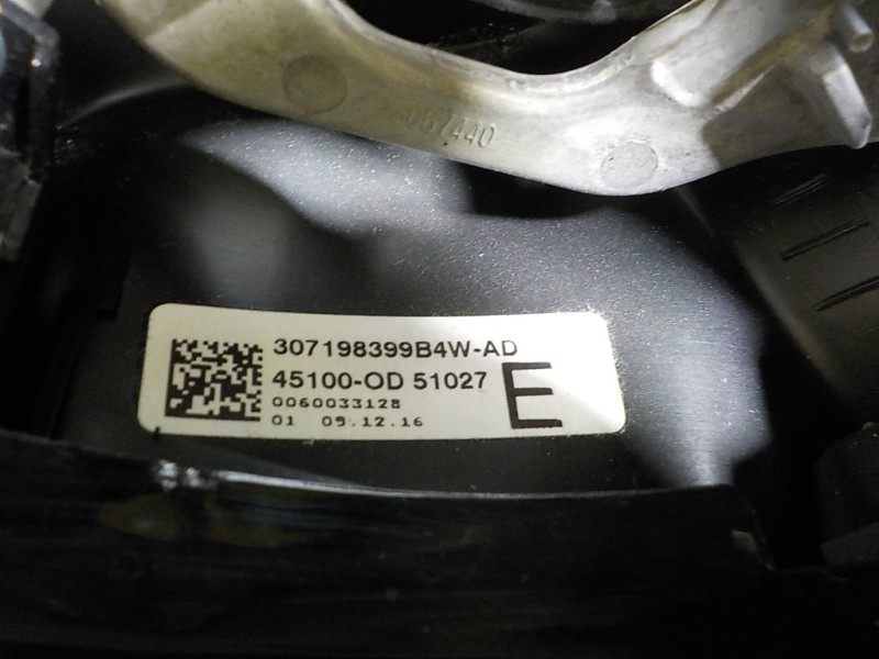 Recambio de volante para toyota yaris hybrid active referencia OEM IAM 451020D31027 45100OD51027 307198399B4WAD