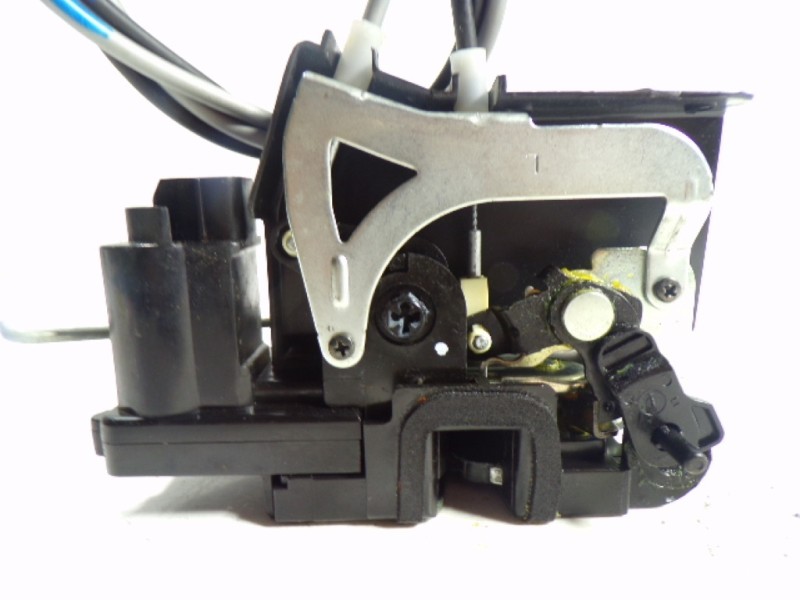 Recambio de cerradura puerta trasera izquierda para ssangyong rodius 2.2 td cat referencia OEM IAM   