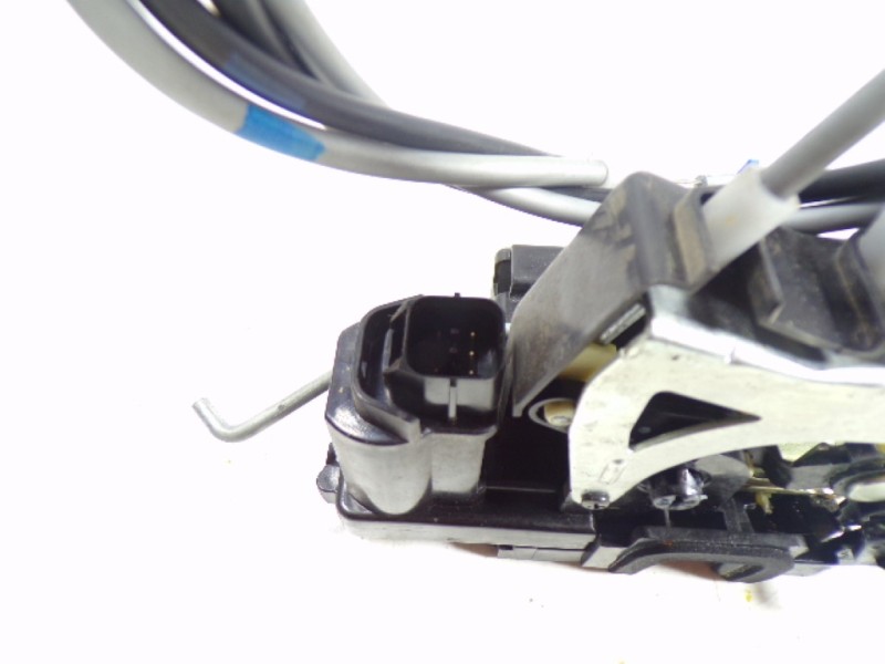 Recambio de cerradura puerta trasera izquierda para ssangyong rodius 2.2 td cat referencia OEM IAM   