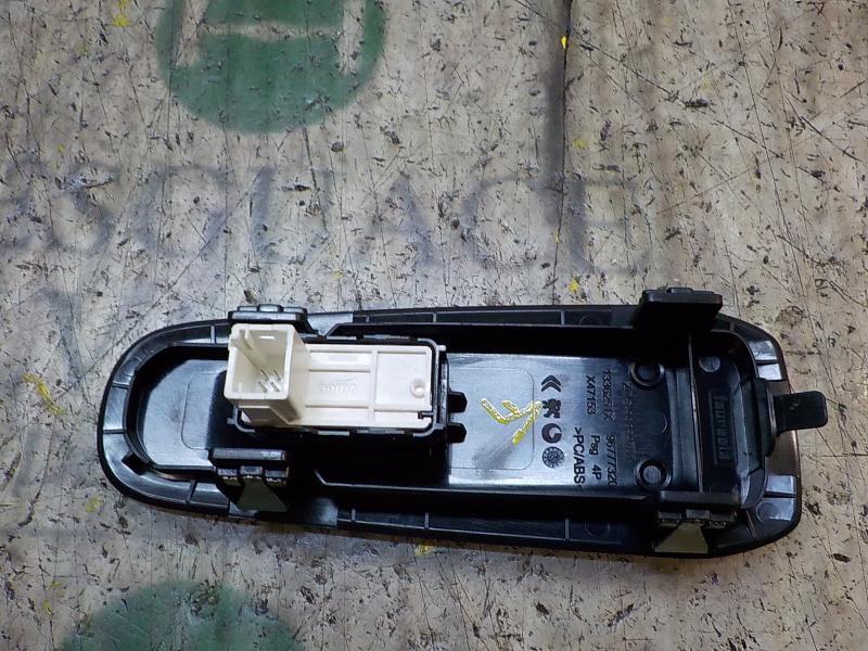 Recambio de mando elevalunas delantero derecho para peugeot 308 1.6 hdi referencia OEM IAM 96762292ZD  