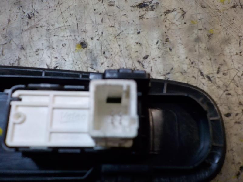 Recambio de mando elevalunas delantero derecho para peugeot 308 1.6 hdi referencia OEM IAM 96762292ZD  