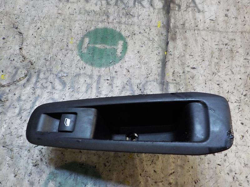 Recambio de mando elevalunas trasero derecho para peugeot 308 1.6 hdi referencia OEM IAM 96762292ZD  