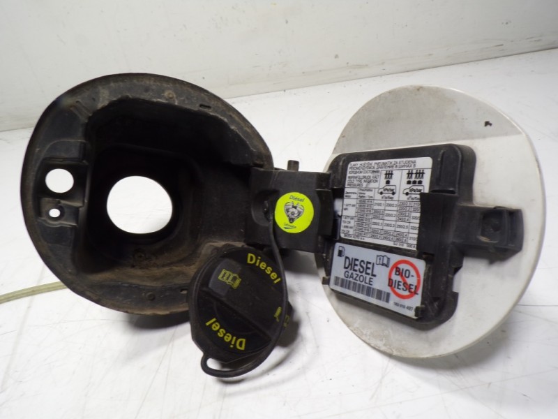 Recambio de tapa combustible para skoda rapid 1.6 tdi dpf referencia OEM IAM 5JJ809909 5JJ809999 5JJ809999B