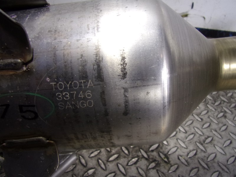 Recambio de catalizador para toyota corolla cross hybrid 1.8 referencia OEM IAM 1741037F20  