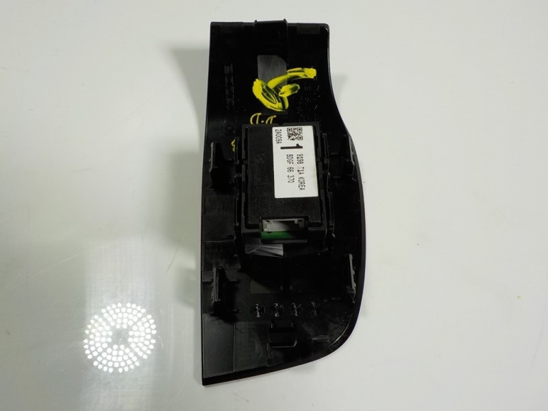 Recambio de mando elevalunas delantero derecho para mazda 3 berlina (bp) evolution referencia OEM IAM  BDGF66370 
