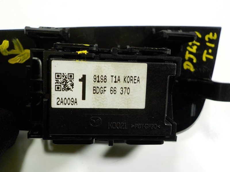 Recambio de mando elevalunas trasero izquierdo para mazda 3 berlina (bp) evolution referencia OEM IAM  BDGF66370 