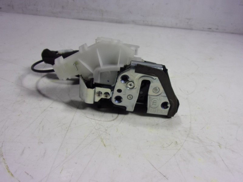 Recambio de cerradura puerta trasera izquierda para toyota c-hr 132 kw referencia OEM IAM 69060F4010  