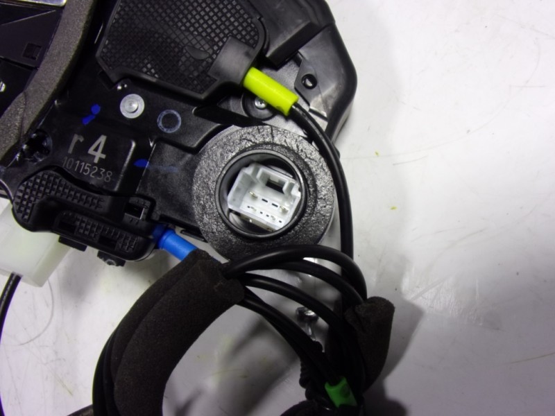 Recambio de cerradura puerta trasera izquierda para toyota c-hr 132 kw referencia OEM IAM 69060F4010  