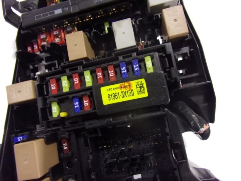 Recambio de caja reles / fusibles para kia cee´d 1.6 gdi cat referencia OEM IAM 91303A2650 919513X150 