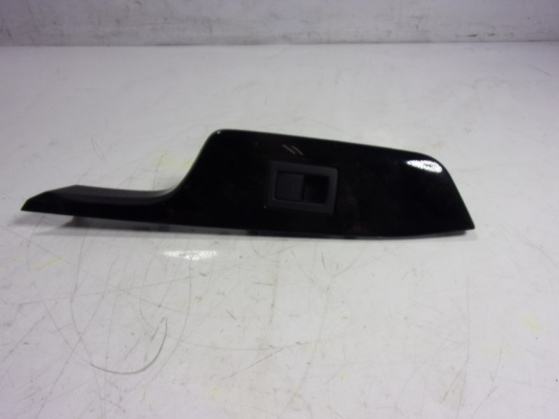 Recambio de mando elevalunas delantero derecho para toyota c-hr 132 kw referencia OEM IAM 8481002240 3541A132D 3541A132D