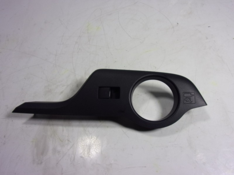 Recambio de mando elevalunas trasero derecho para toyota c-hr 132 kw referencia OEM IAM 8481002240  