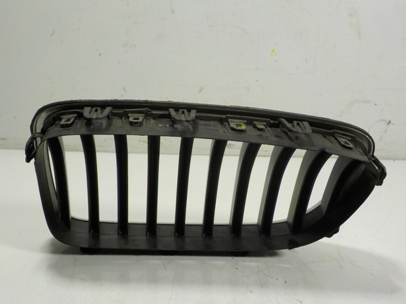Recambio de rejilla para bmw serie 5 touring (f11) 520d xdrive referencia OEM IAM 51137412324  