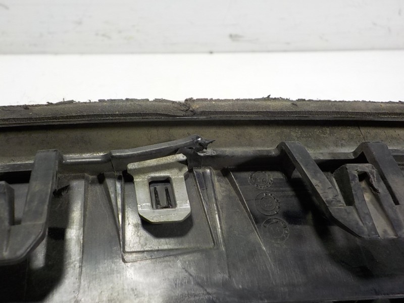 Recambio de rejilla para bmw serie 5 touring (f11) 520d xdrive referencia OEM IAM 51137412324  