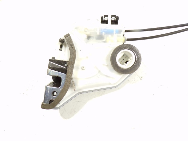 Recambio de cerradura puerta trasera derecha para toyota rav4 hybrid fwd referencia OEM IAM 6905048060  