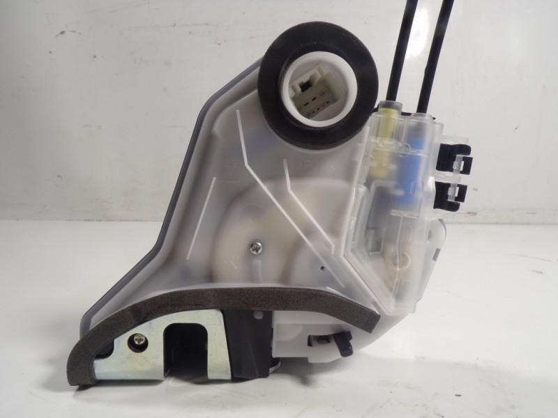 Recambio de cerradura puerta trasera izquierda para toyota rav4 hybrid fwd referencia OEM IAM 6906048060  