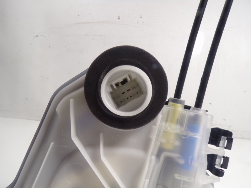 Recambio de cerradura puerta trasera izquierda para toyota rav4 hybrid fwd referencia OEM IAM 6906048060  