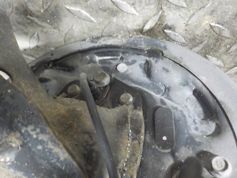 Recambio de puente trasero para mitsubishi space star (a00) 1.2 referencia OEM IAM 4120A150  