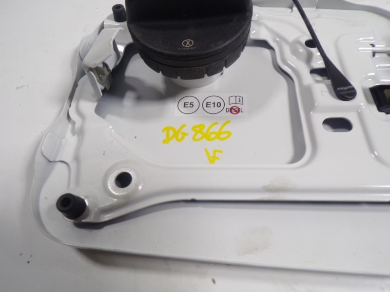 Recambio de tapa combustible para toyota rav4 hybrid fwd referencia OEM IAM 7735042100  