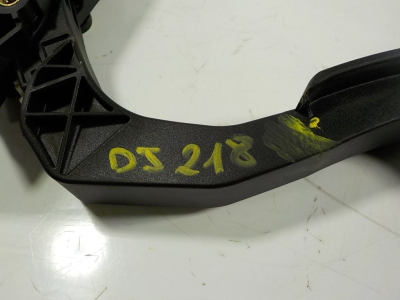 Recambio de potenciometro pedal para dacia sandero stepway referencia OEM IAM 180022703R 6PV00997803 