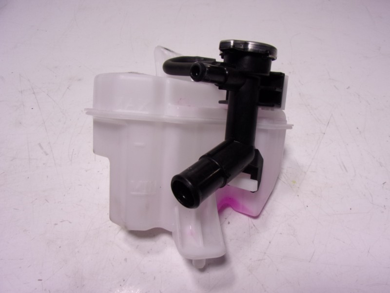 Recambio de deposito expansion para toyota corolla cross hybrid 1.8 referencia OEM IAM 1647037040  