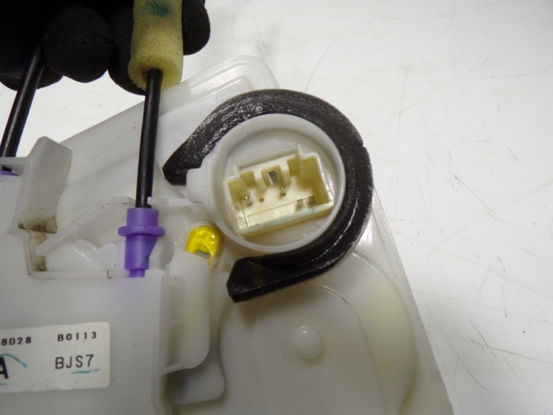 Recambio de cerradura puerta trasera derecha para mazda 3 lim. () origin referencia OEM IAM  8D28B0113 